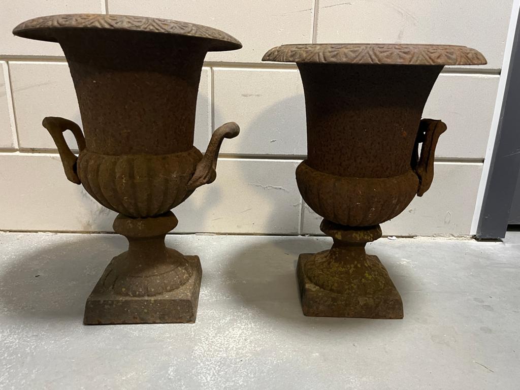 Antieke gietijzeren bloemenkweker / plantenbakken (set van 2, Tuin en Terras, 25 tot 40 cm, Gebruikt, Balkon, Rond