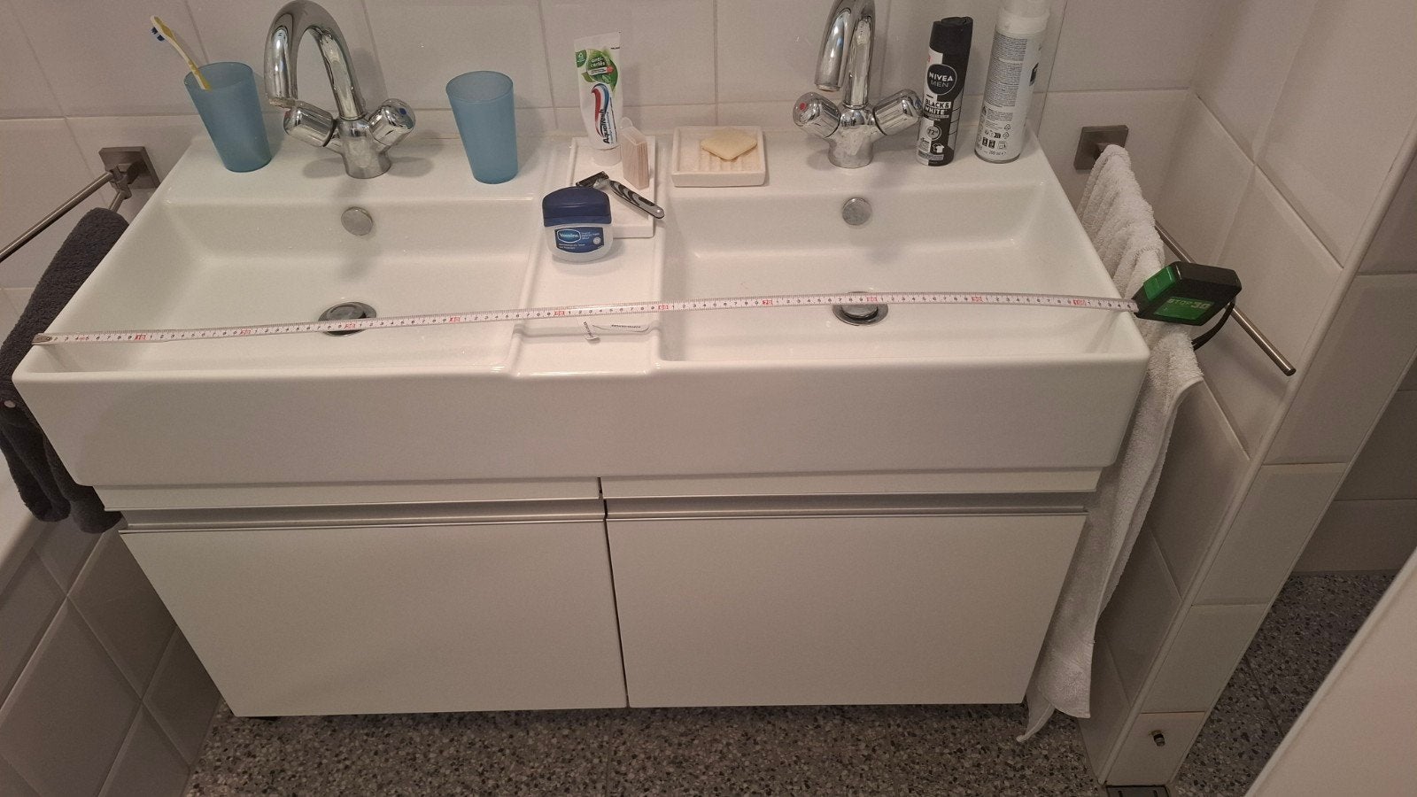 Dubbele wastafel, onderkast en spiegelkast en verlichting., Ophalen, Gebruikt