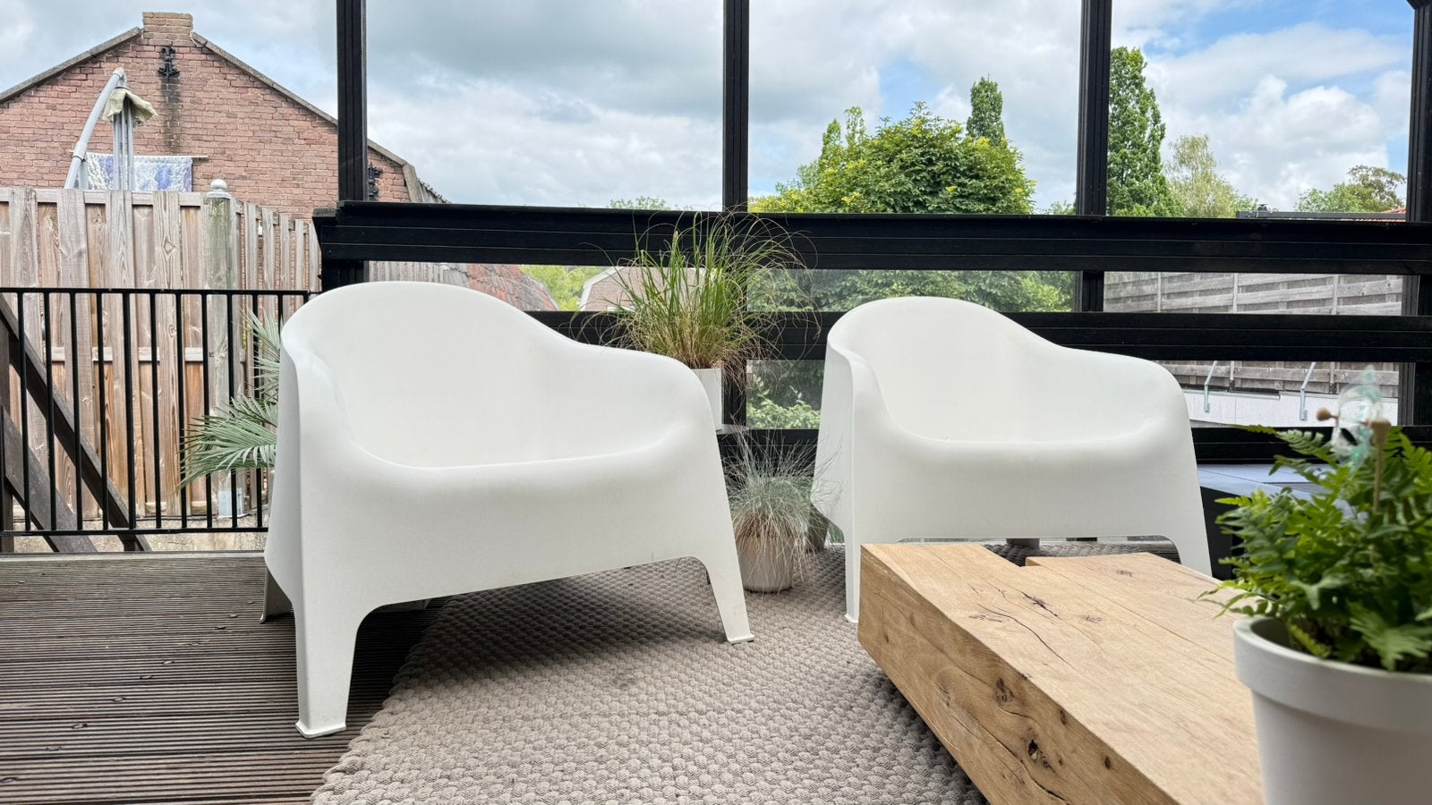 2x IKEA SKARPÖ lounge-/tuinstoel wit, Kunststof, Zo goed als nieuw, Ophalen, 2 zitplaatsen