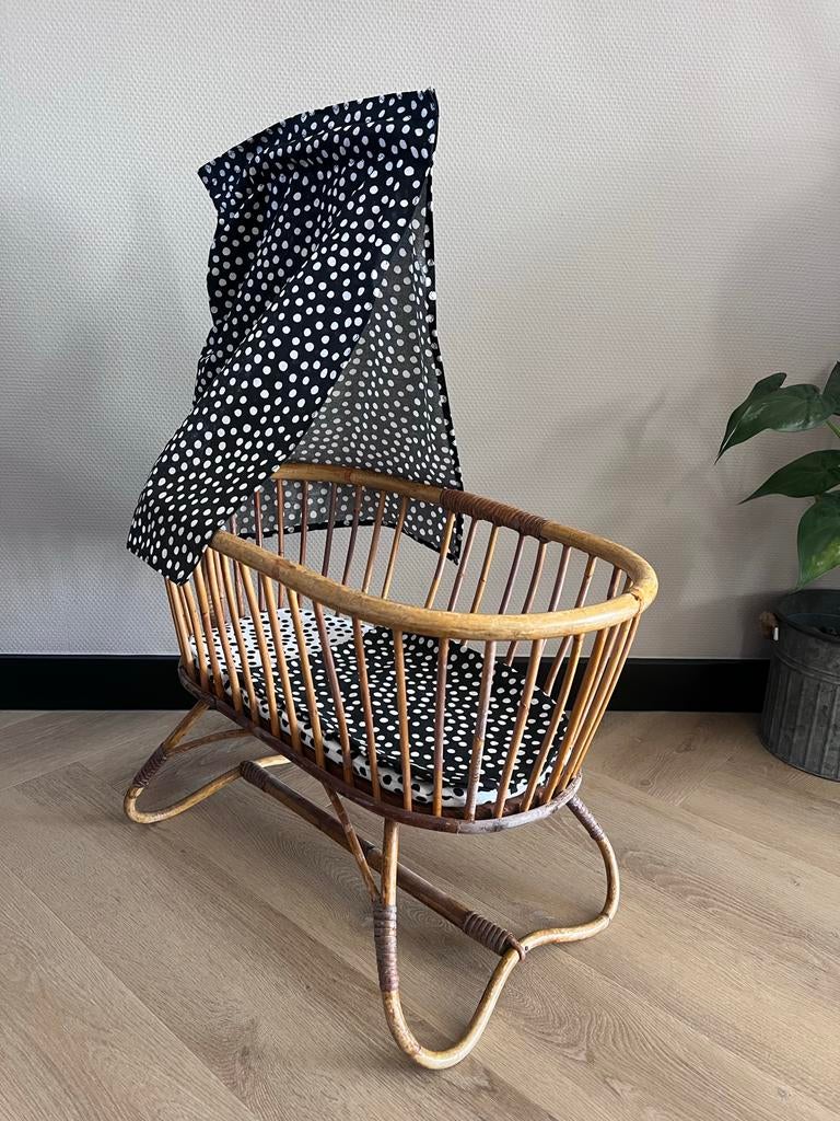 Vintage rotan poppenwieg met stippen bekleding, Ophalen, Gebruikt, Babypop