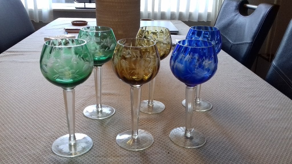 Set van 6 gekleurde wijnglazen met gravure, Antiek en Kunst, Antiek | Glas en Kristal, Ophalen