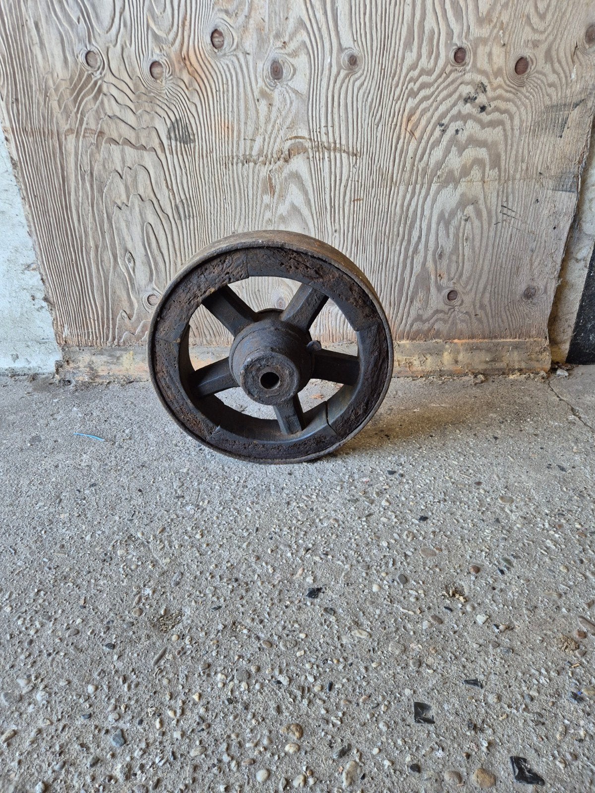 Antiek houten wiel / kruiwagen wiel. Decoratief of voor rest, Ophalen