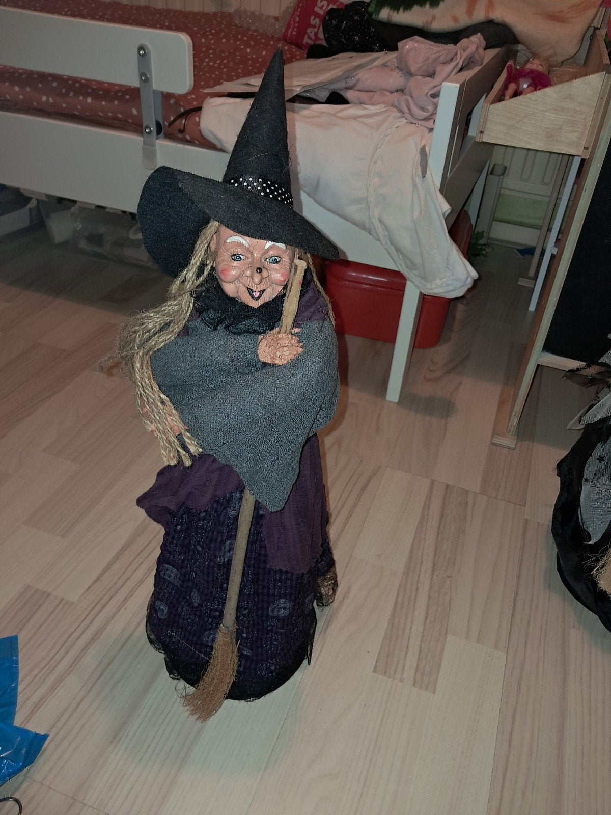 Heksenpop met bezem 60 cm - Halloween decoratie, Ophalen of Verzenden, Zo goed als nieuw, Overige typen