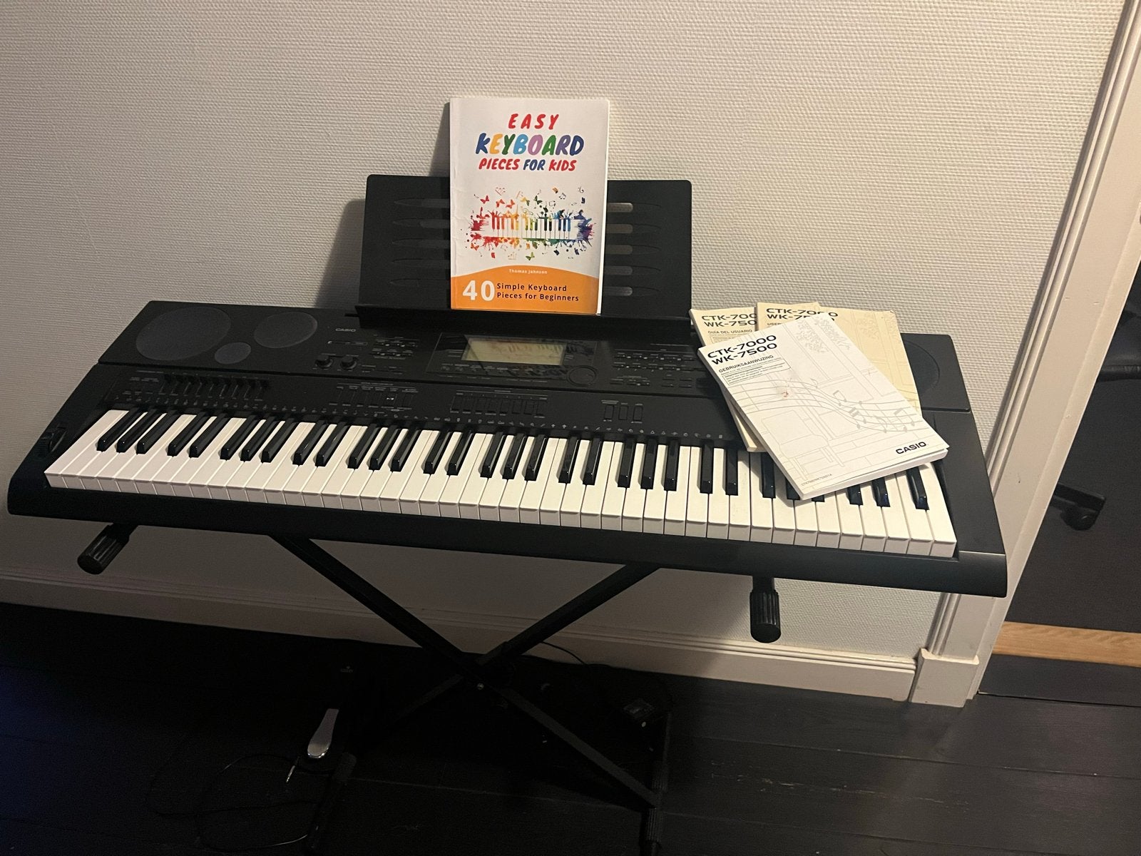 Casio CTK-7000 Keyboard met standaard en boek, Ophalen, Casio, Aanslaggevoelig, 61 toetsen