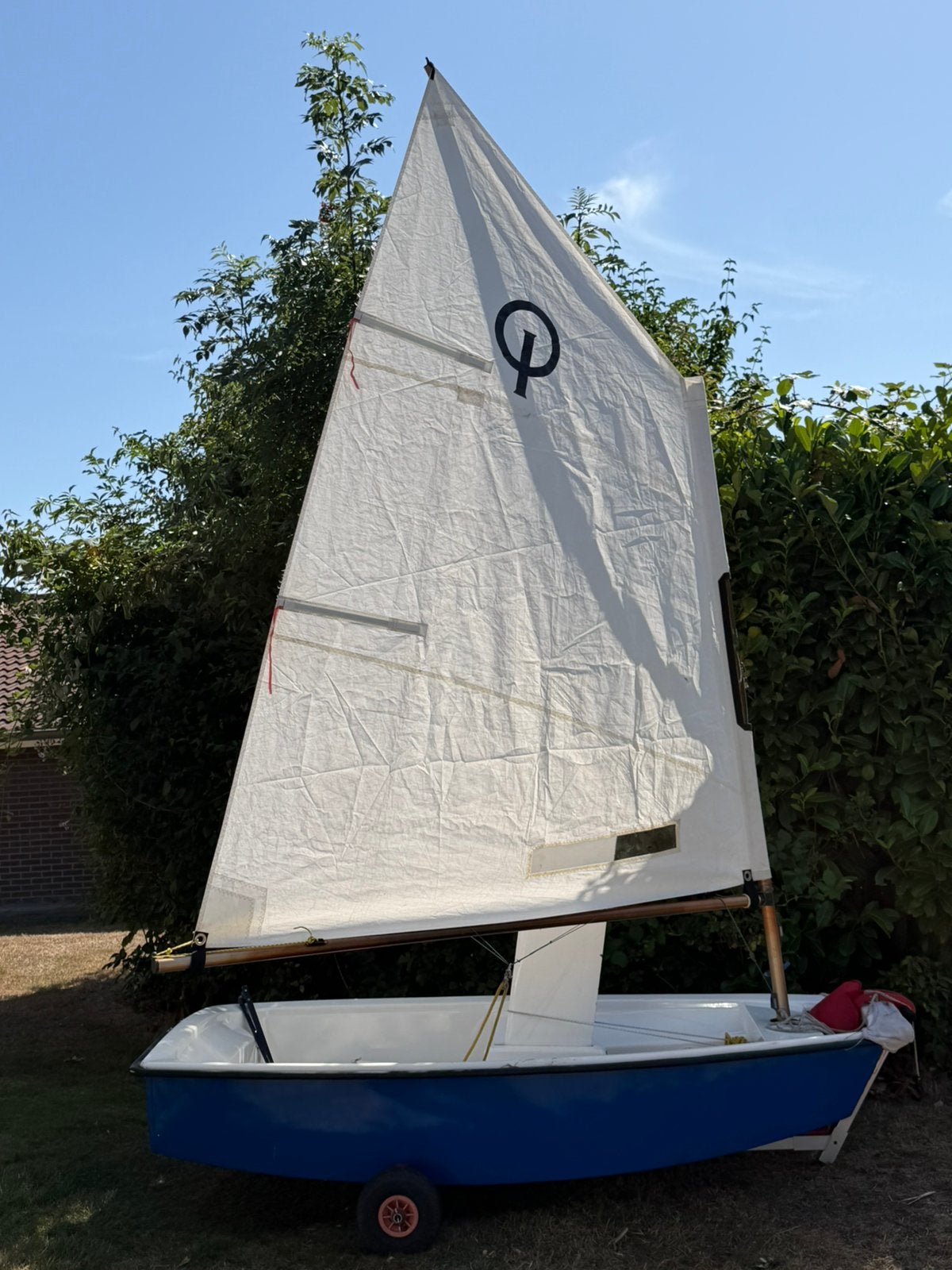 Optimist inclusief transport kar, Watersport en Boten, Zeilen en Zeiltoebehoren, Ophalen, Gebruikt, Overige typen, Minder dan 15 m²