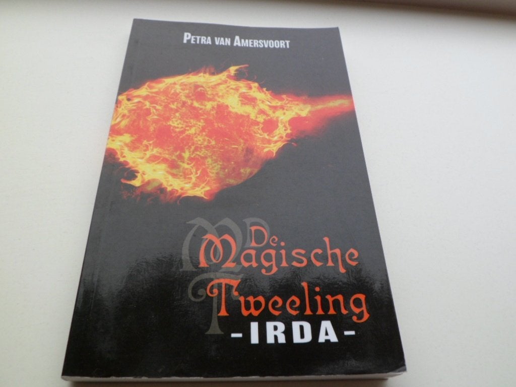 De magische tweeling - Petra Amersvoort, Ophalen of Verzenden, Zo goed als nieuw