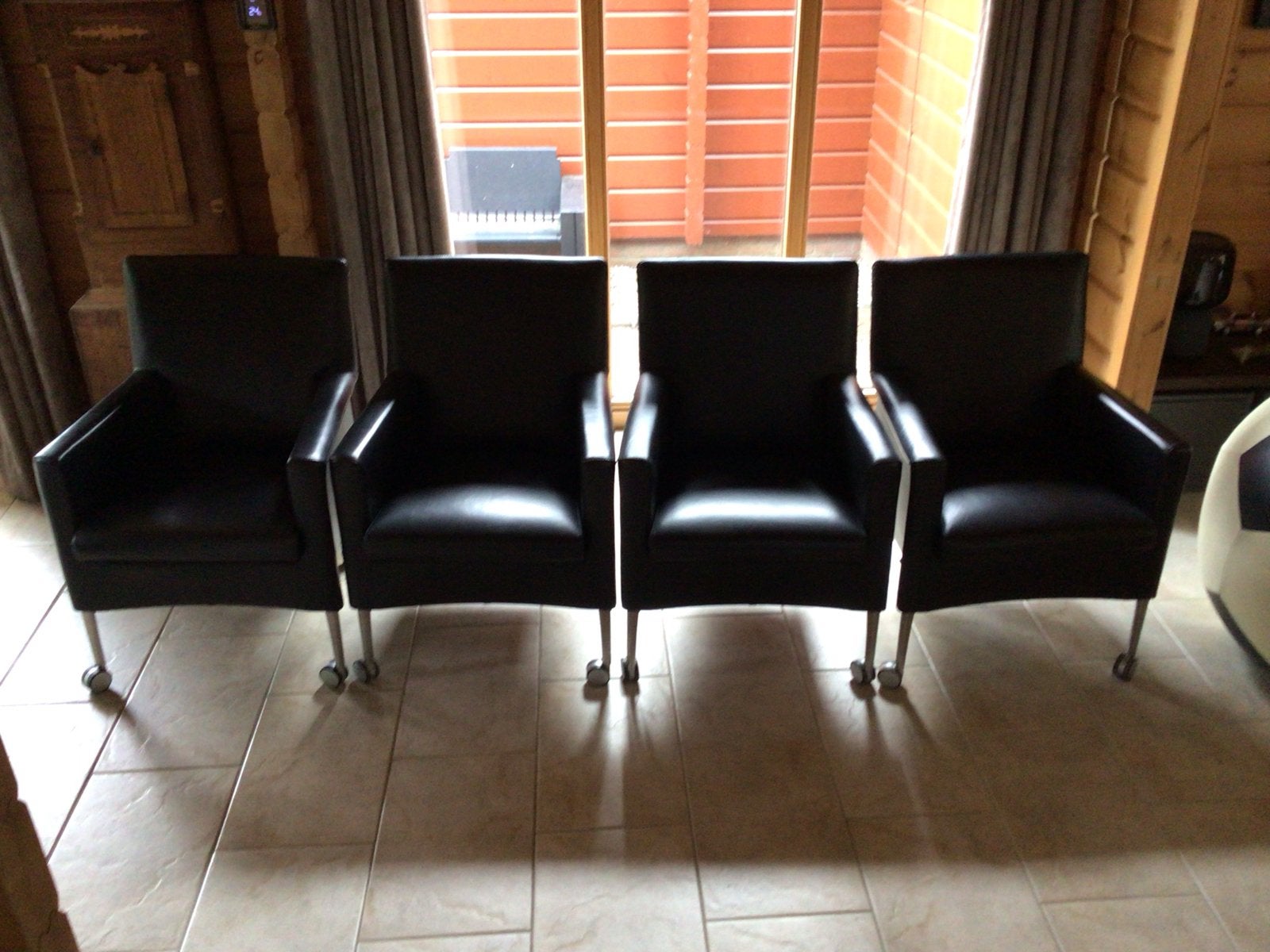 Set van 4 Leolux Parlando eetkamerstoelen op wieltjes, Ophalen, Zwart, Leer, Zo goed als nieuw