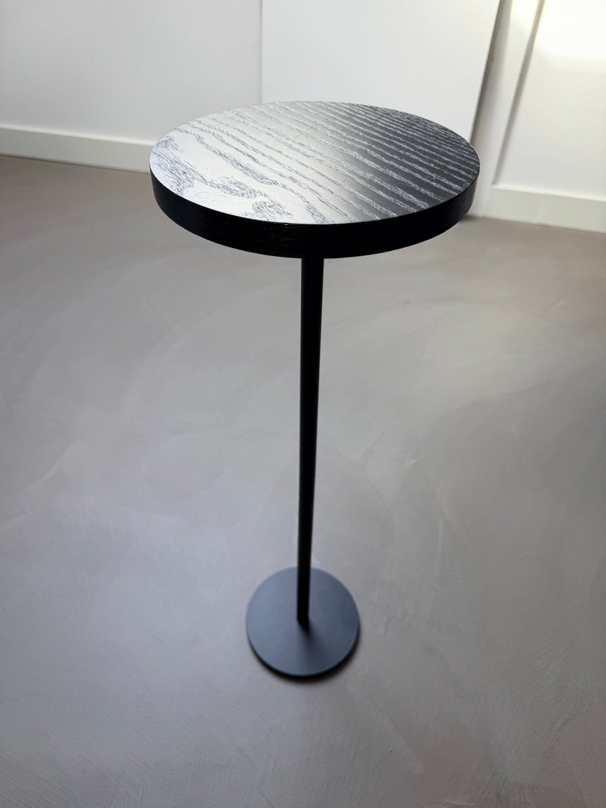 Quax bijzettafeltje - zwart/ black ash (side table), Huis en Inrichting, Minder dan 55 cm, Gebruikt, Rond, Ophalen of Verzenden