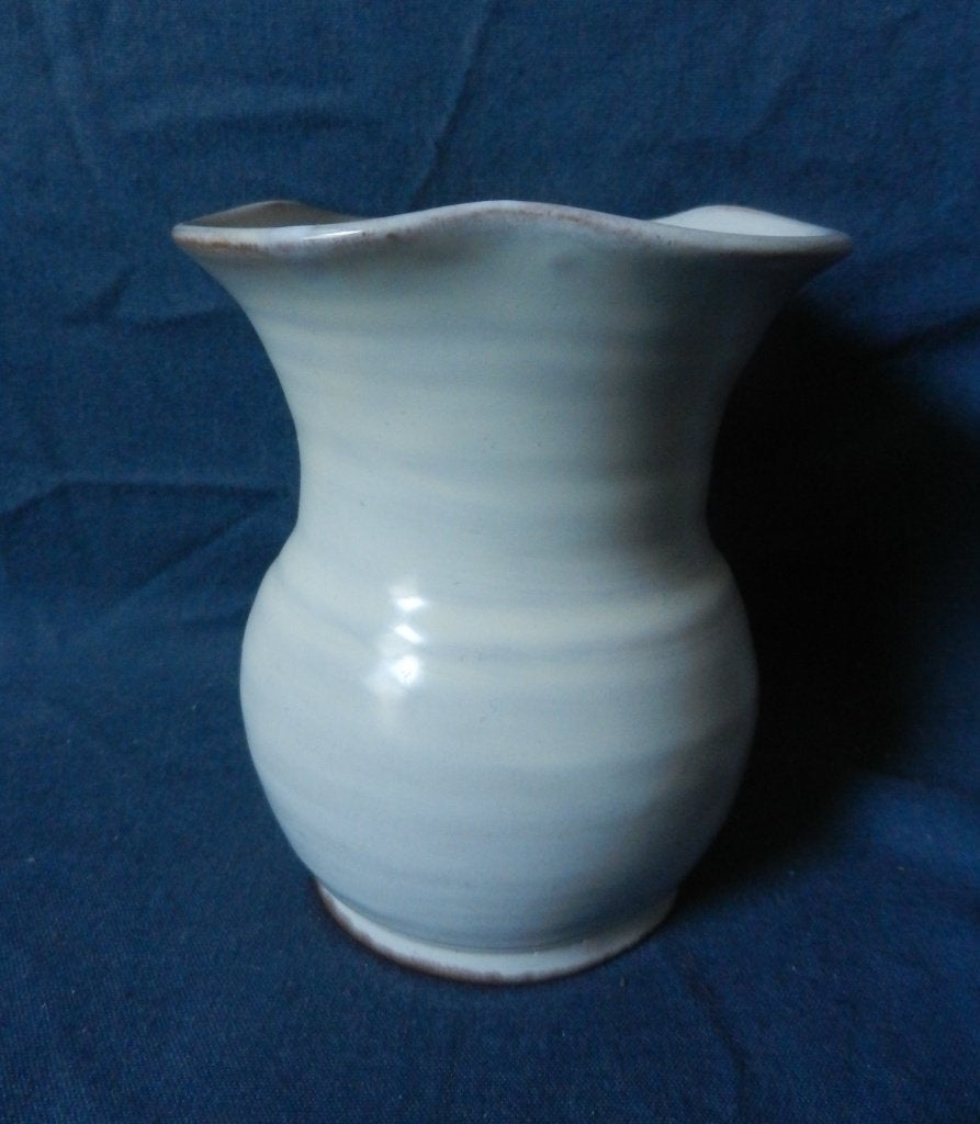 Leuk Brouwer creme aardewerk vaasje met gegolfde rand h10 cm, Ophalen of Verzenden