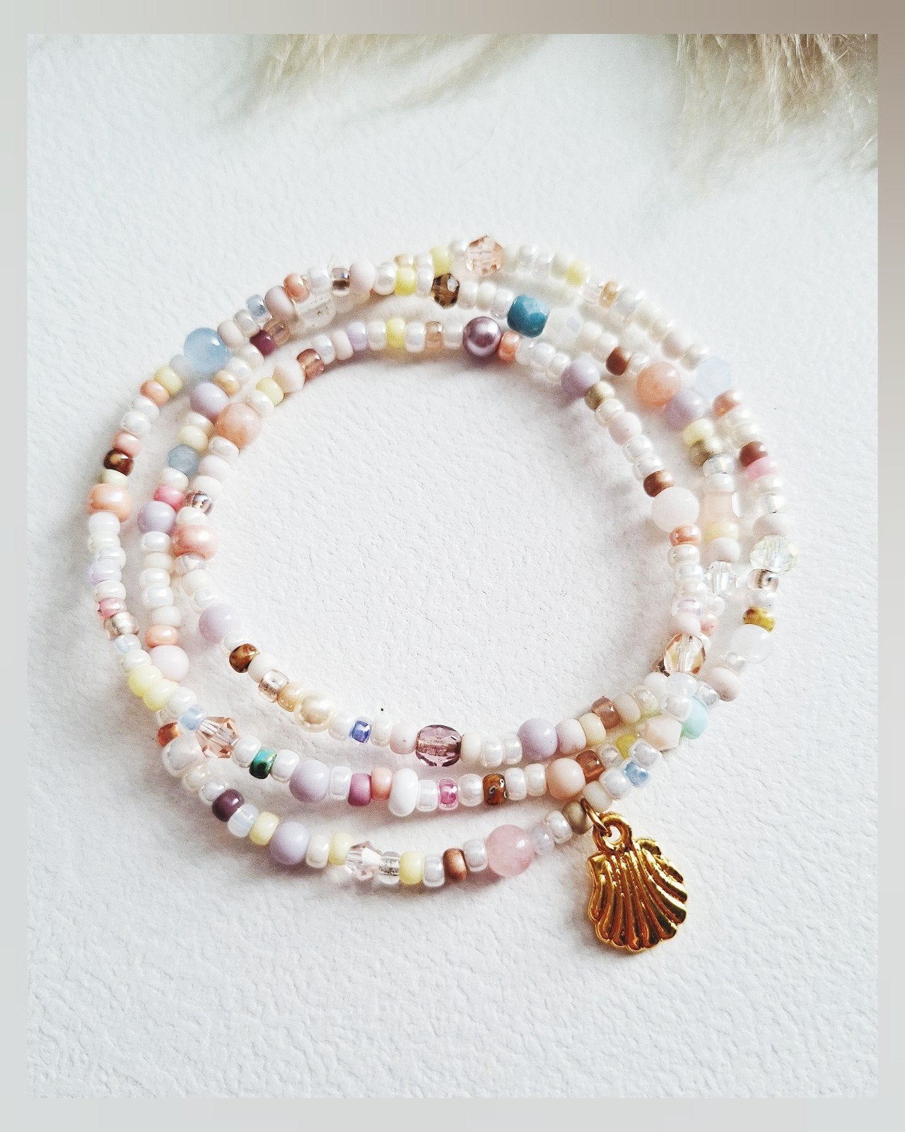 NIEUW! Mooie wikkelarmband van diverse kraaltjes, schelpkleu, Goirle, Nieuw, Ophalen of Verzenden, Dtx