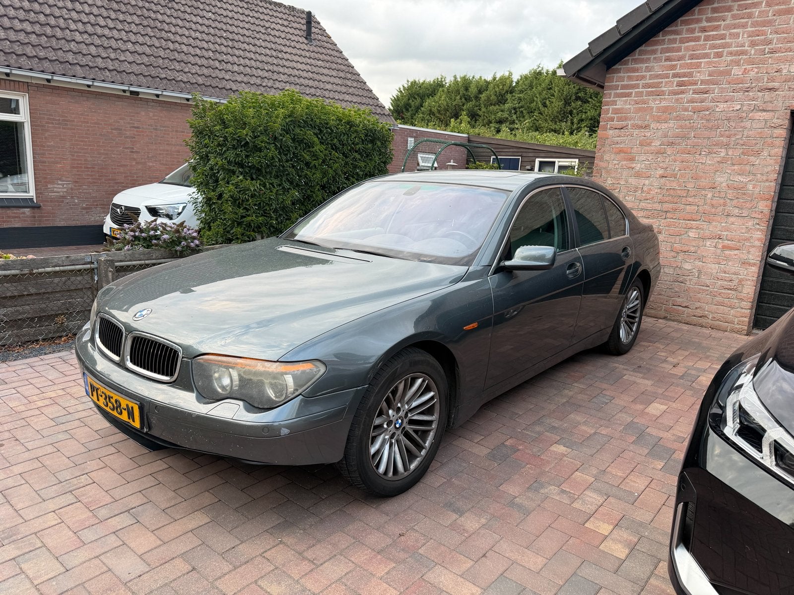 BMW 7-Serie 3.6 I 735 AUT 2001 Grijs, Auto's, Automaat, Achterwielaandrijving, 8 cilinders, 120 €/maand