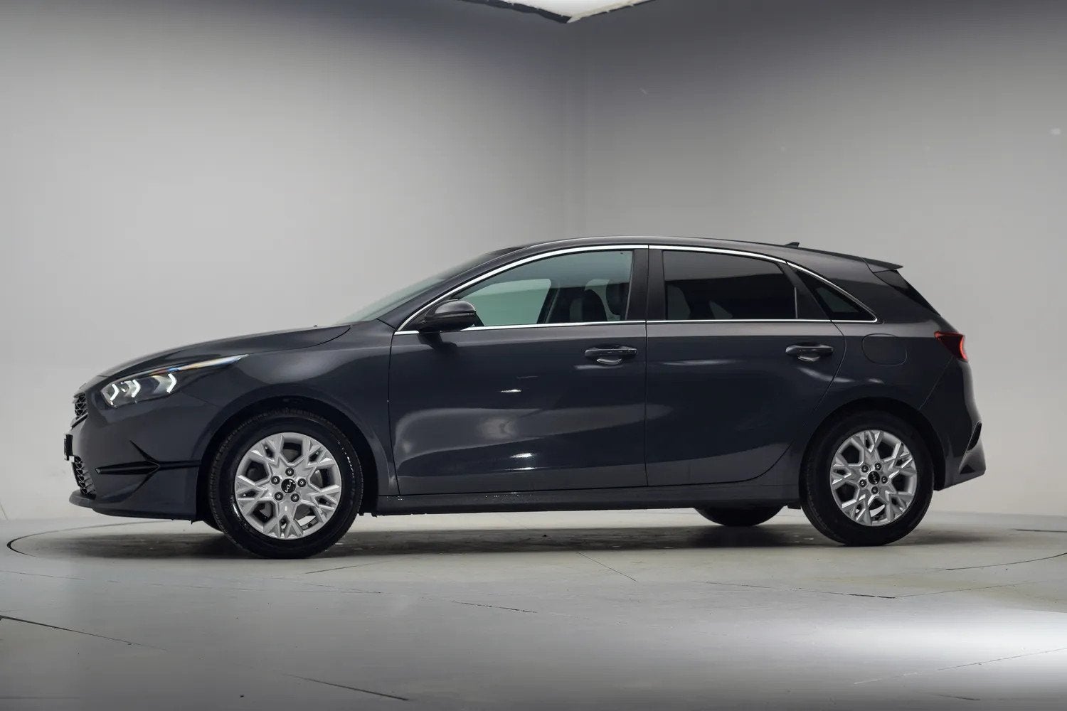 Kia Ceed 1.5 T-GDi 160pk DynamicPlusLine [ LED Navi Camera ], Auto's, Dealer onderhouden, Gebruikt, 4 cilinders, Bedrijf