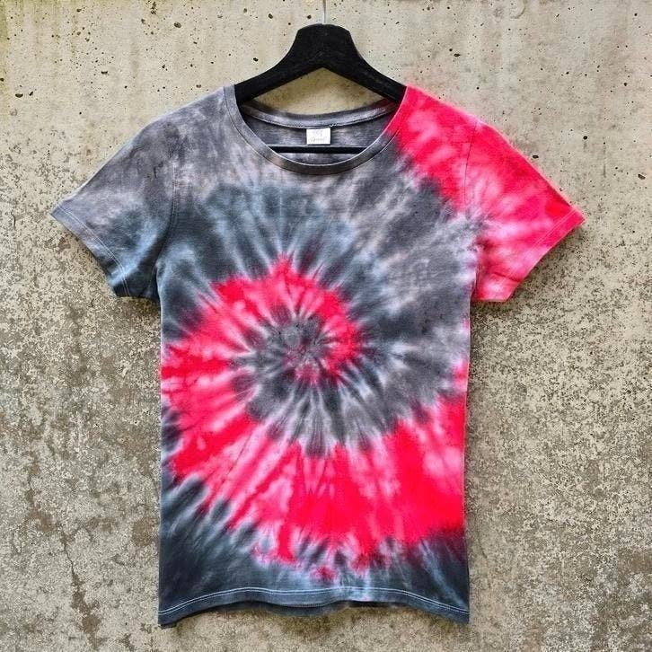 Spiral tie dye zwart - grijs - rood gothic punk t-shirt S, Zwart, Nieuw, Ophalen of Verzenden, Spiral Creaties