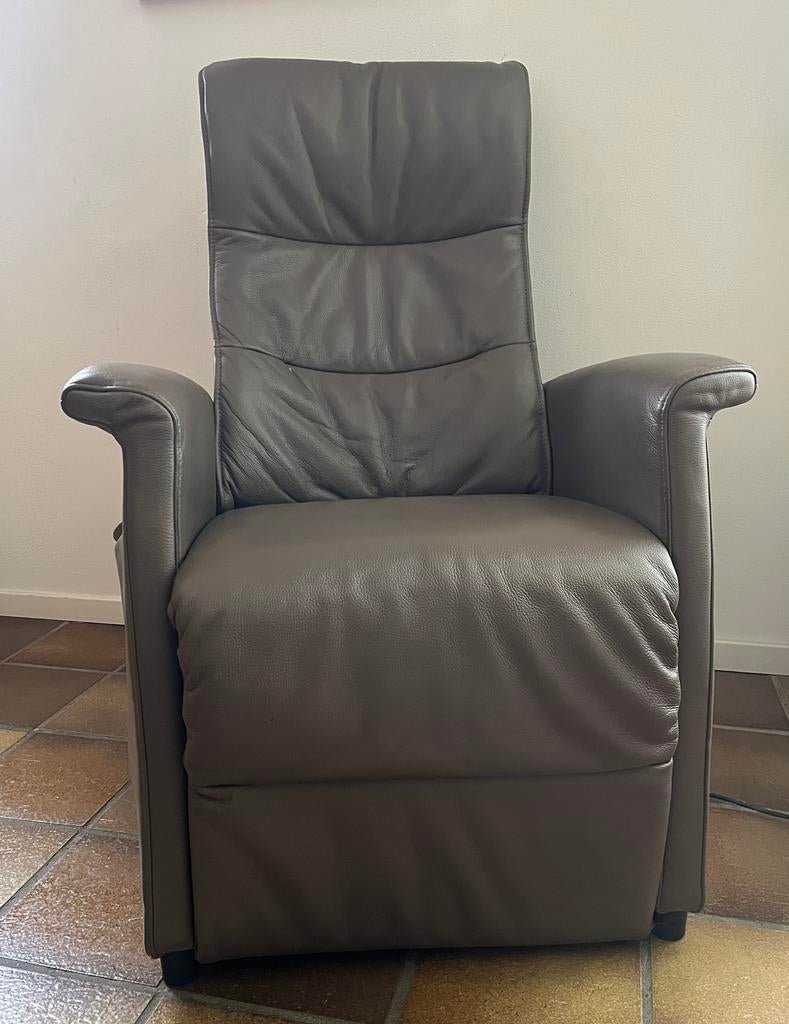 Electrische sta op stoel - Tole relaxfauteuil, Huis en Inrichting, Fauteuils, Ophalen, Gebruikt, 50 tot 75 cm, Leer