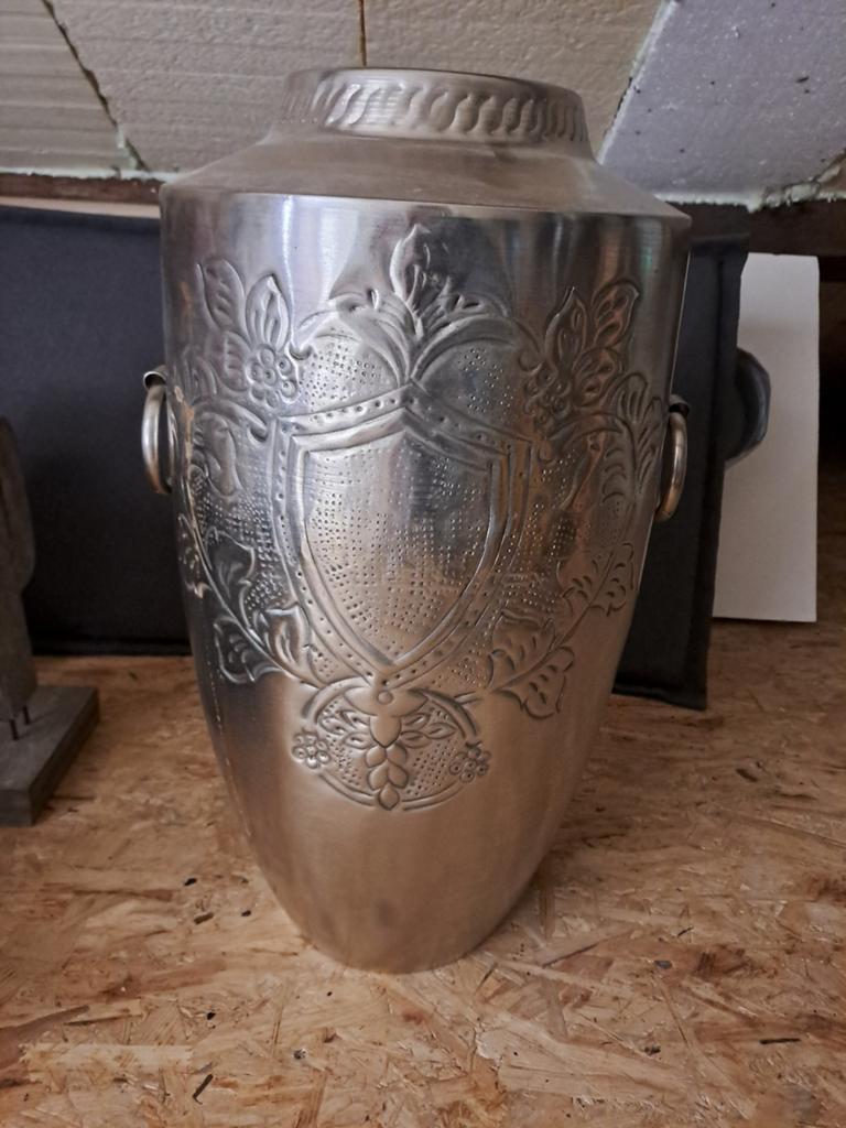 Antieke zilverkleurige vaas met reliëf, Antiek en Kunst, Ophalen