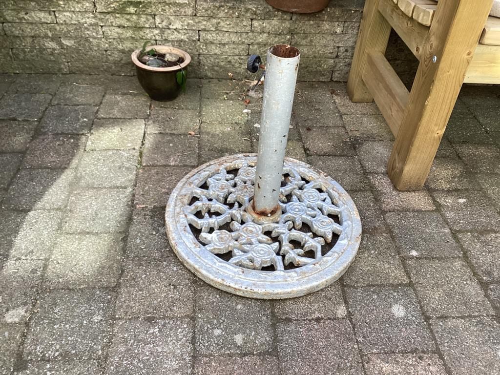 Gietijzeren parasolvoet voor, € 25, Tuin en Terras, Parasols, Ophalen, Gebruikt, Minder dan 1 meter, Parasolvoet