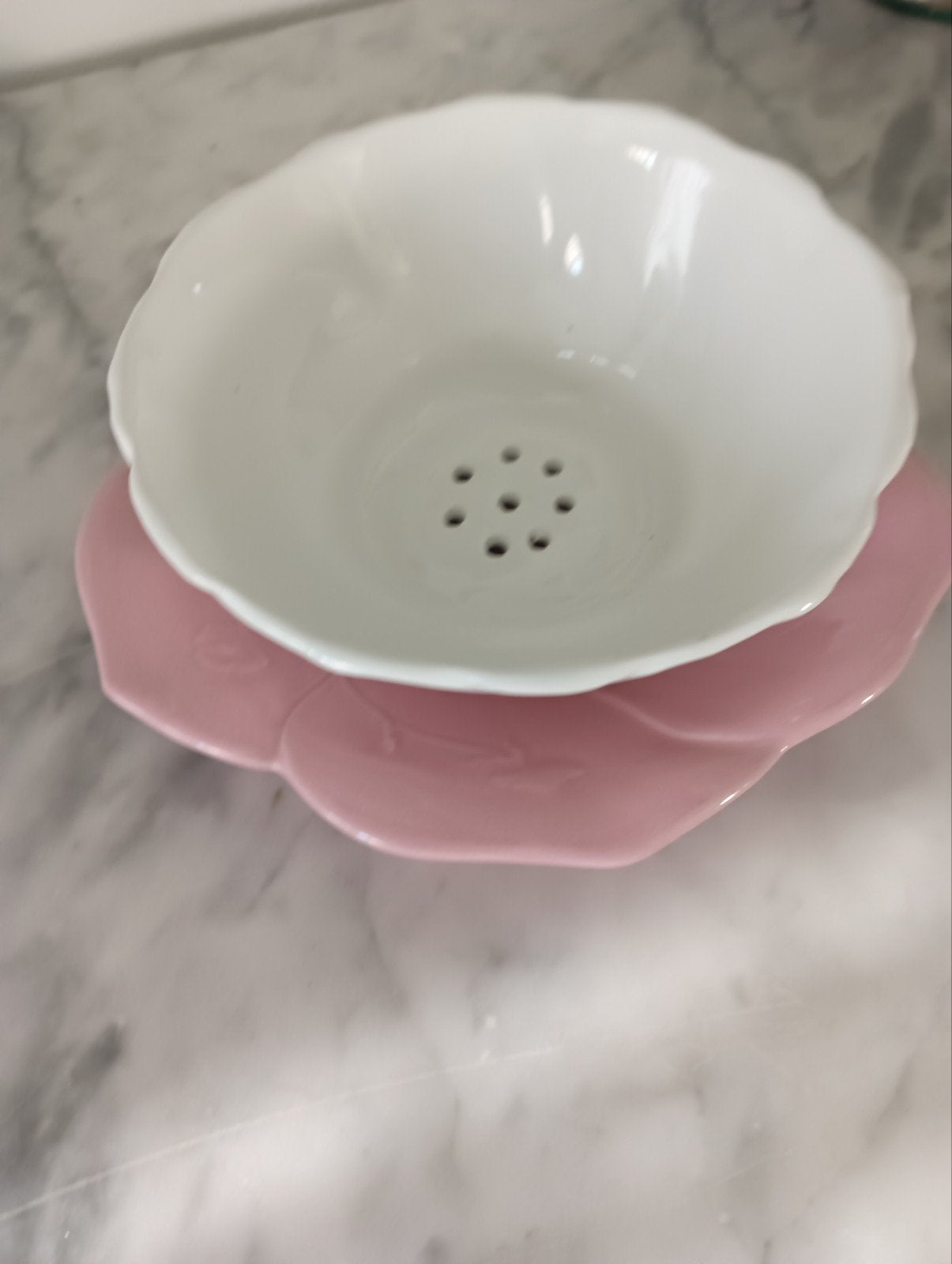 Fruittes,Roze schaal met witte vergietschaal.Bloesem, Porselein of Keramiek, Schaal, Ophalen of Verzenden, Zo goed als nieuw