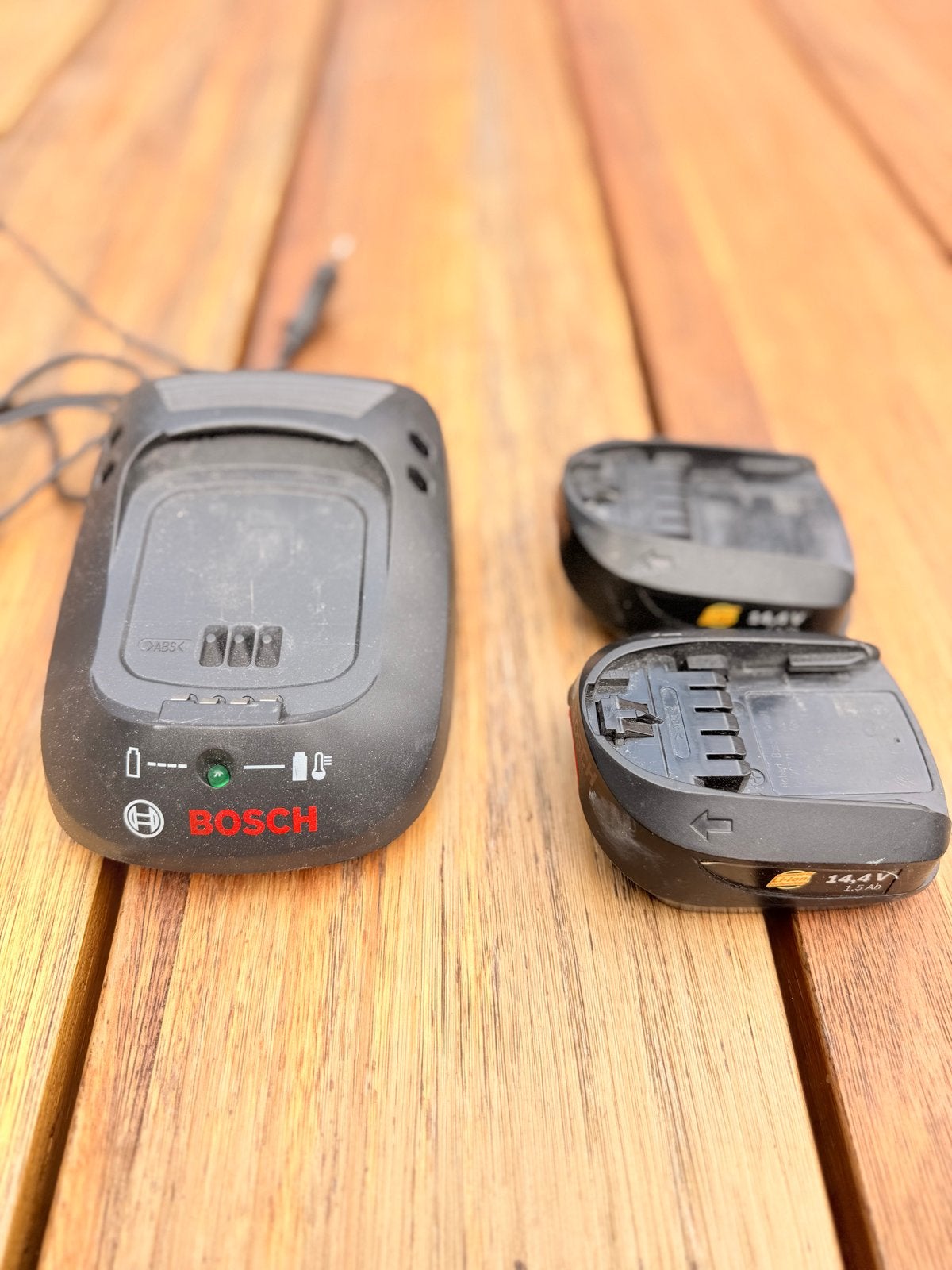 Bosch acculader met twee 14.4V accu's, Ophalen, Gebruikt, Overige typen