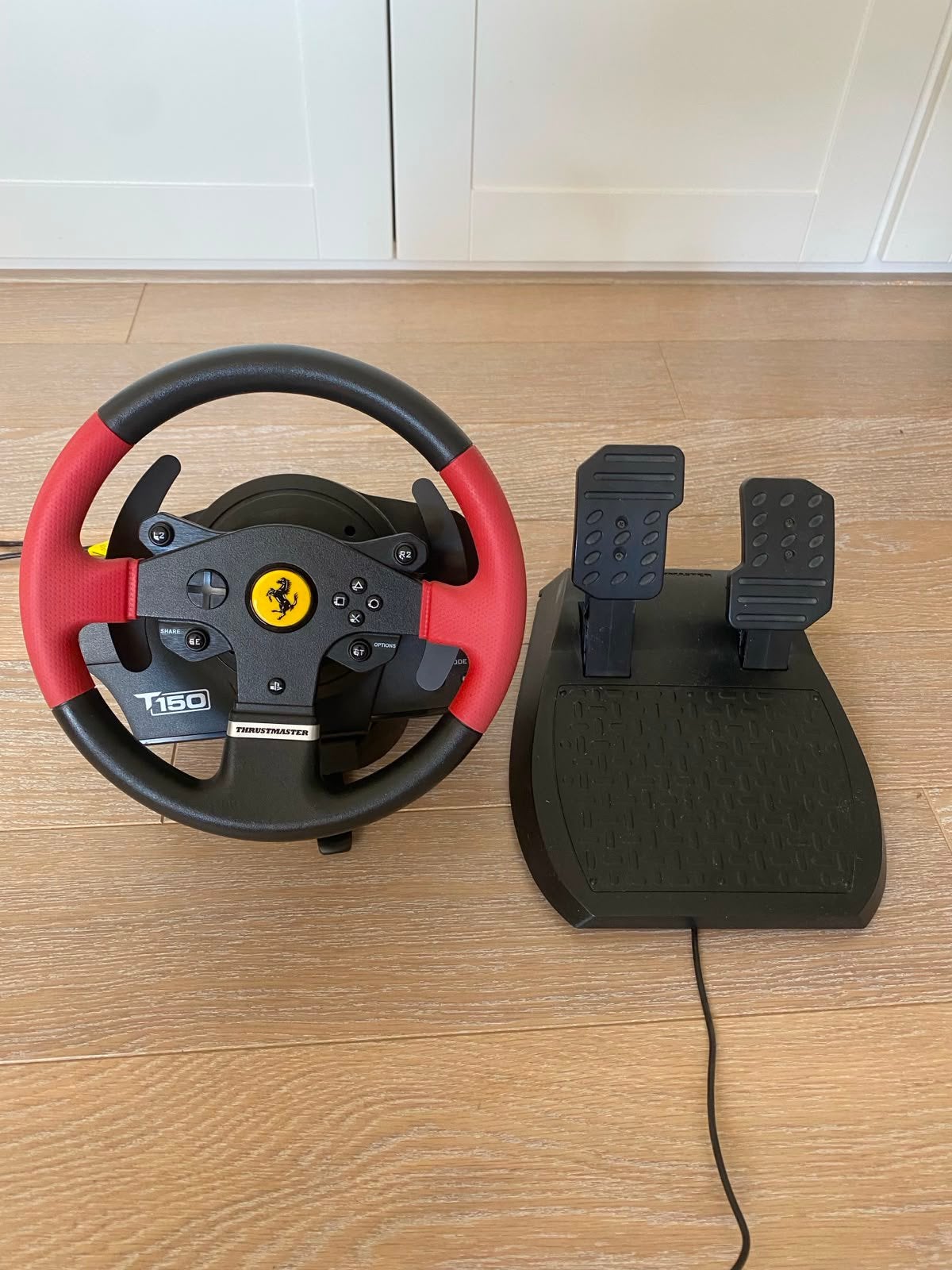 Thrustmaster T150 racestuur + pedalen - Ferrari Edition, Spelcomputers en Games, Spelcomputers | Sony PlayStation Consoles | Accessoires