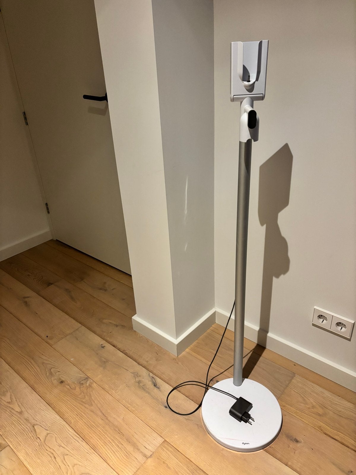 Dyson oplaadstation - standaard met netsnoer, Witgoed en Apparatuur, Stofzuigers, Zo goed als nieuw, Steelstofzuiger, Dyson, Oplaadstation