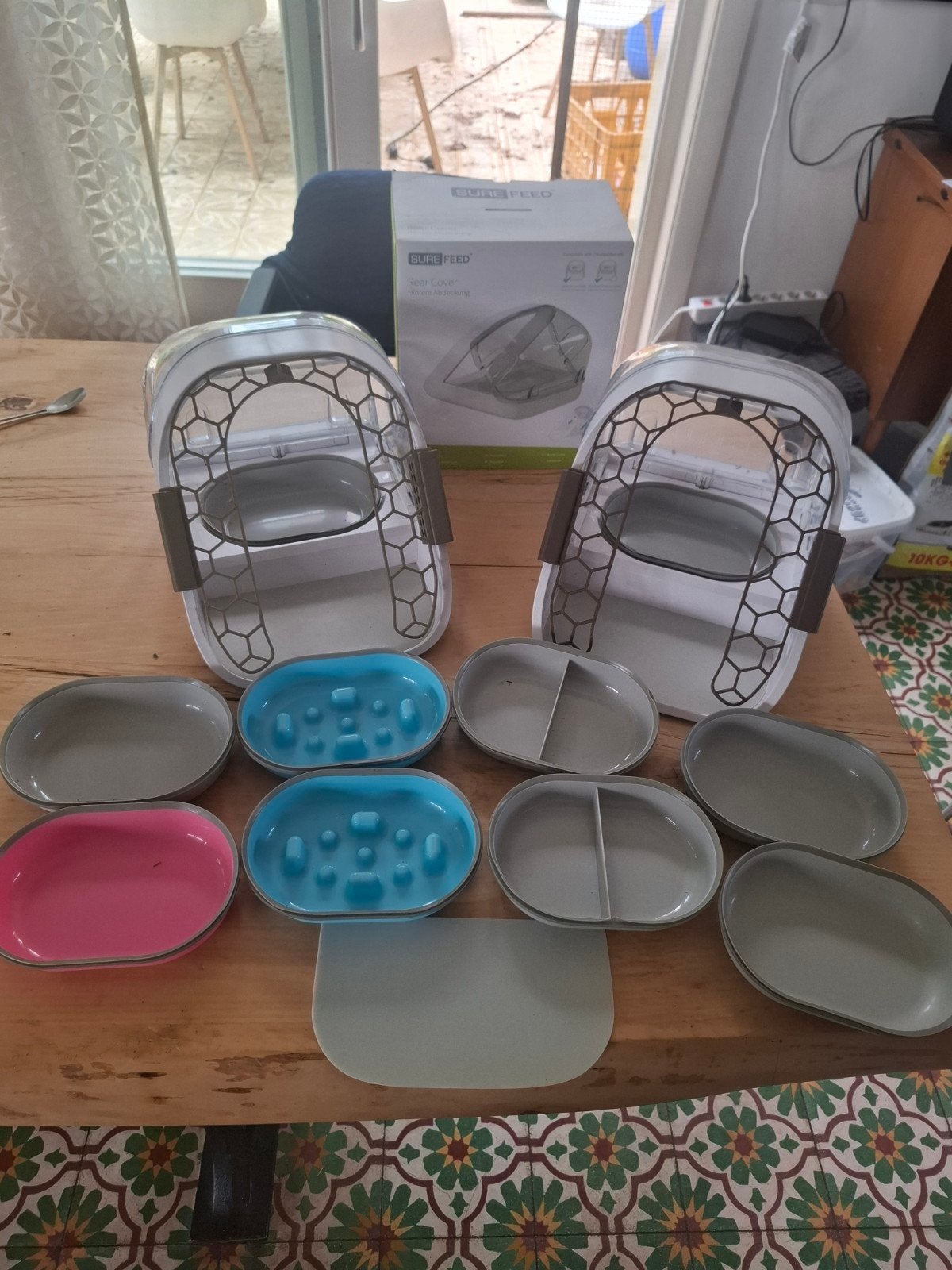 2 x surefeed voerbak op chip van kat. Losse bakjes, Ophalen of Verzenden, Zo goed als nieuw