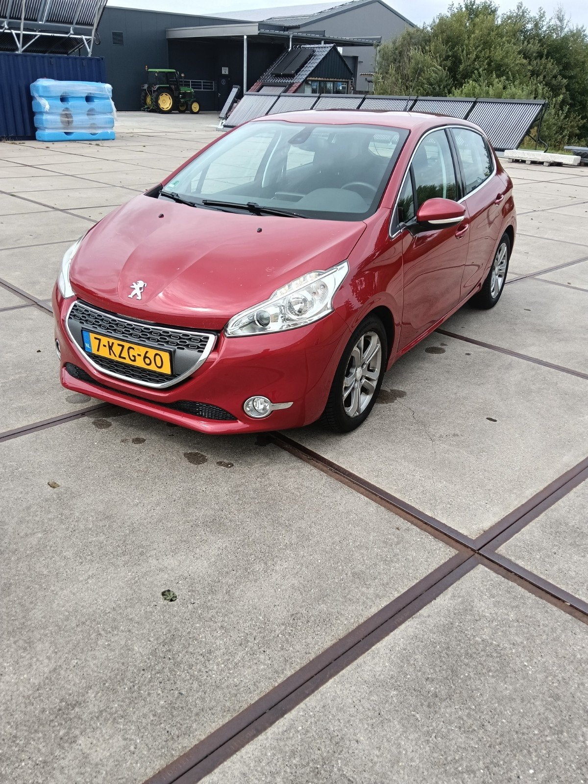 Peugeot 208 1.6 VTI 88KW/120PK 5-D 2013 Rood, Voorwielaandrijving, Euro 5, Stof, Zwart