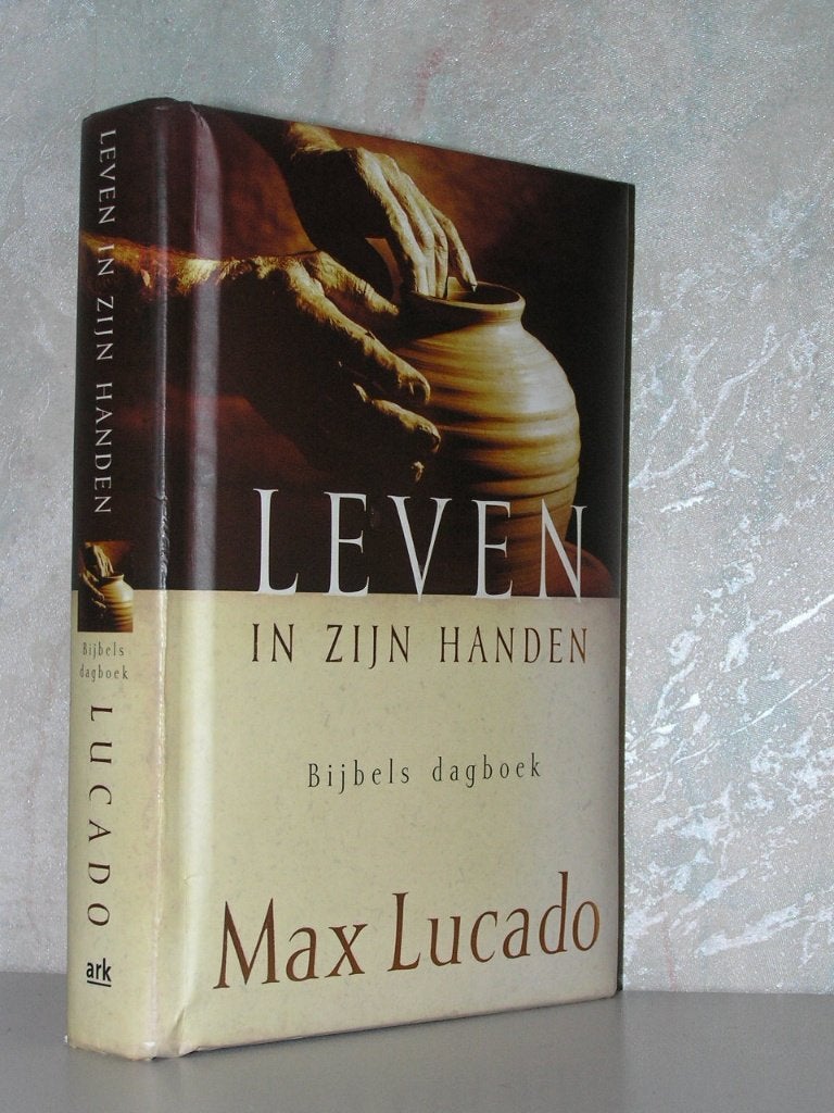 Max Lucado - Leven in Zijn handen (Bijbels dagboek), Ophalen of Verzenden, Zo goed als nieuw, Christendom | Katholiek