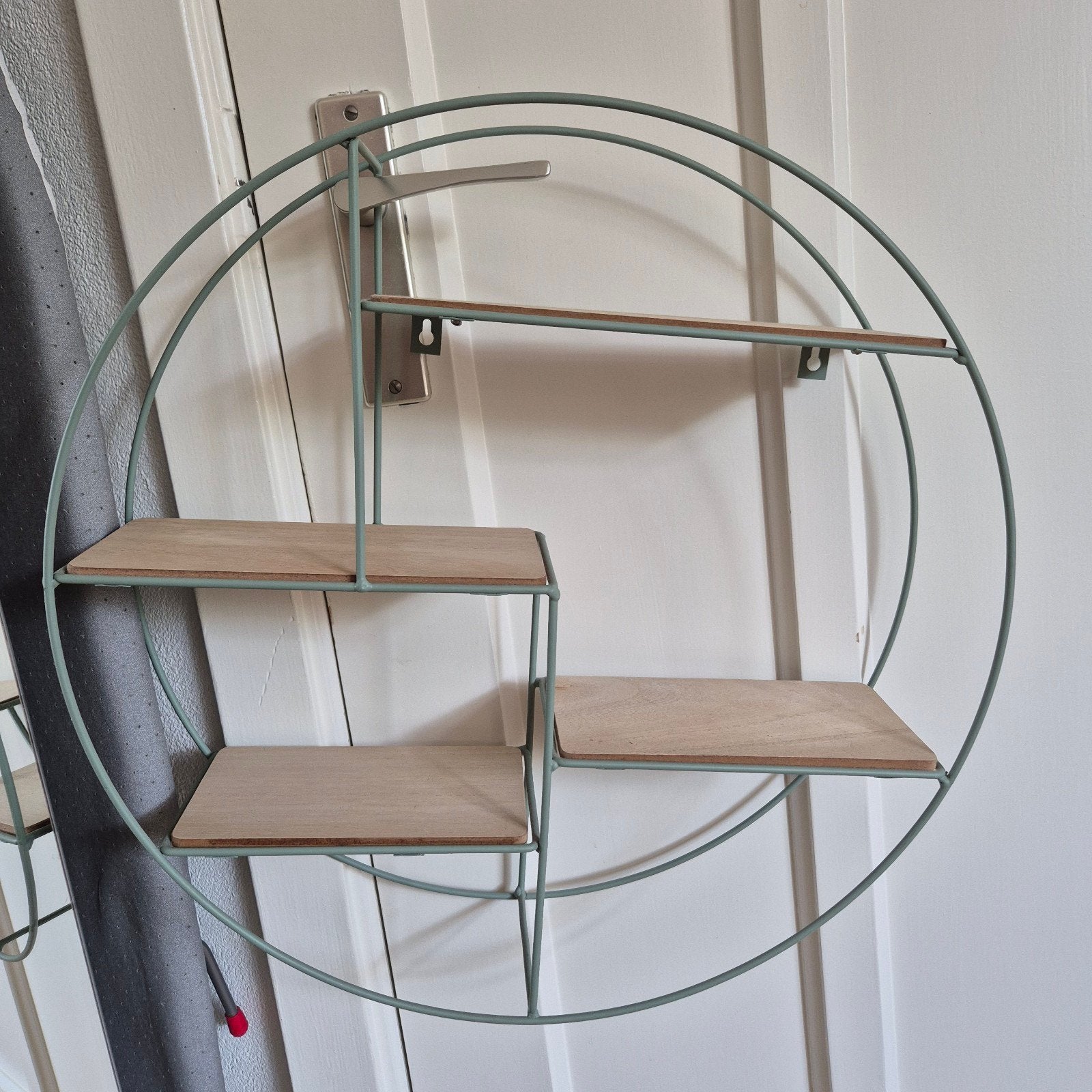 Ronde wandplank met houten schappen - Groen metaal, Huis en Inrichting, Ophalen of Verzenden, Zo goed als nieuw