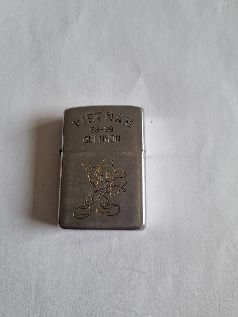 Zippo Vietnam Oorlog 1968-1969 mickey Mouse, Verzamelen, Rookartikelen, Aanstekers en Luciferdoosjes, Ophalen of Verzenden