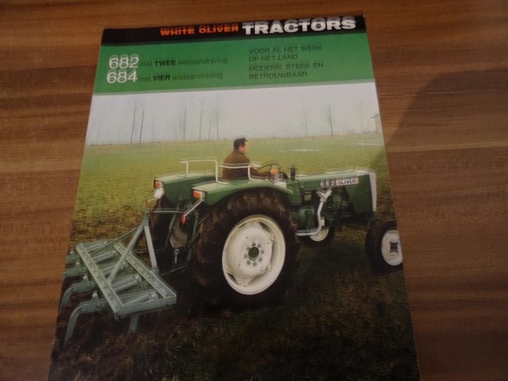 White Oliver 682/684 Tractors folder, Ophalen of Verzenden, Zo goed als nieuw, Folder