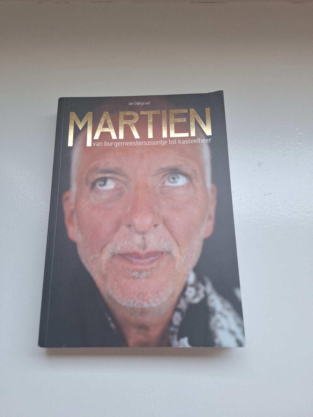 Martien: Van burgemeesterszoontje tot kasteelheer, Ophalen of Verzenden, Zo goed als nieuw, Jan Dijkgraaf, Film, Tv en Media