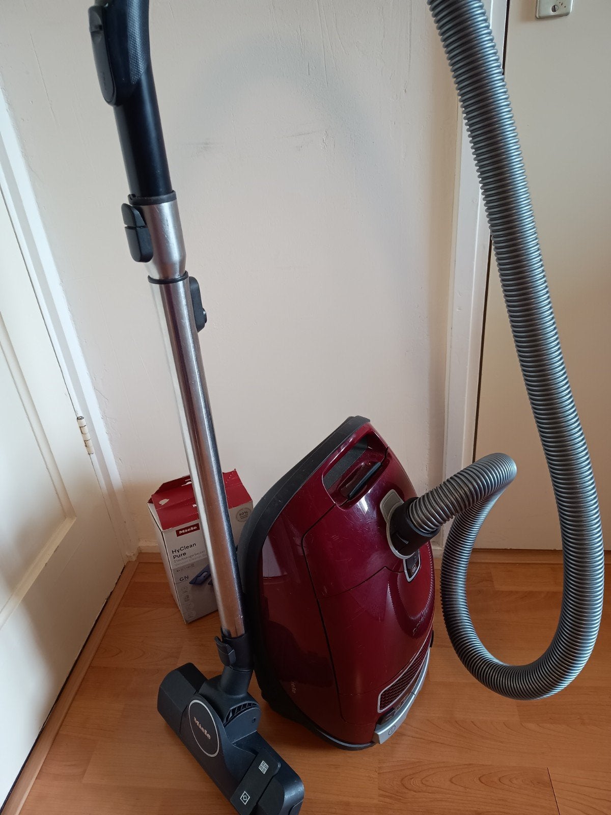 Miele Complete C3 Score Red PowerLine stofzuiger, Stofzak, Geschikt voor harde vloeren, Ophalen of Verzenden, Zo goed als nieuw