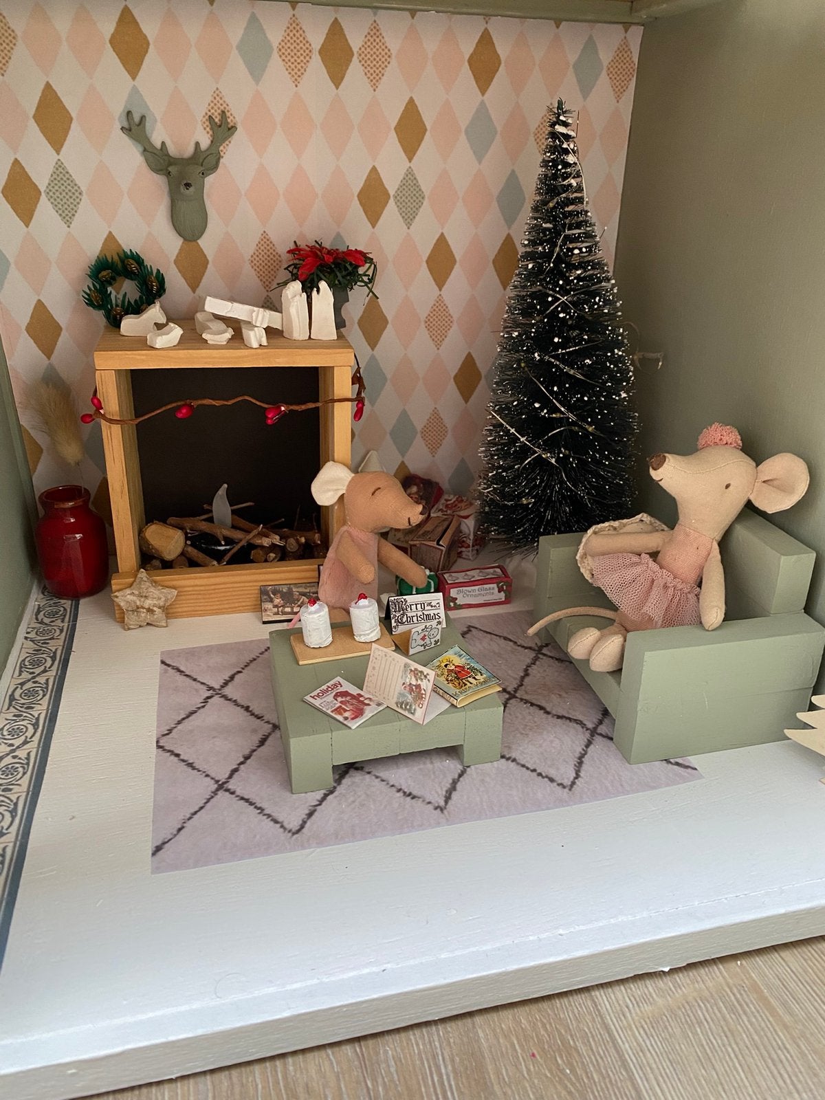Poppenhuis met Maileg behang, Ophalen, Zo goed als nieuw, Poppenhuis