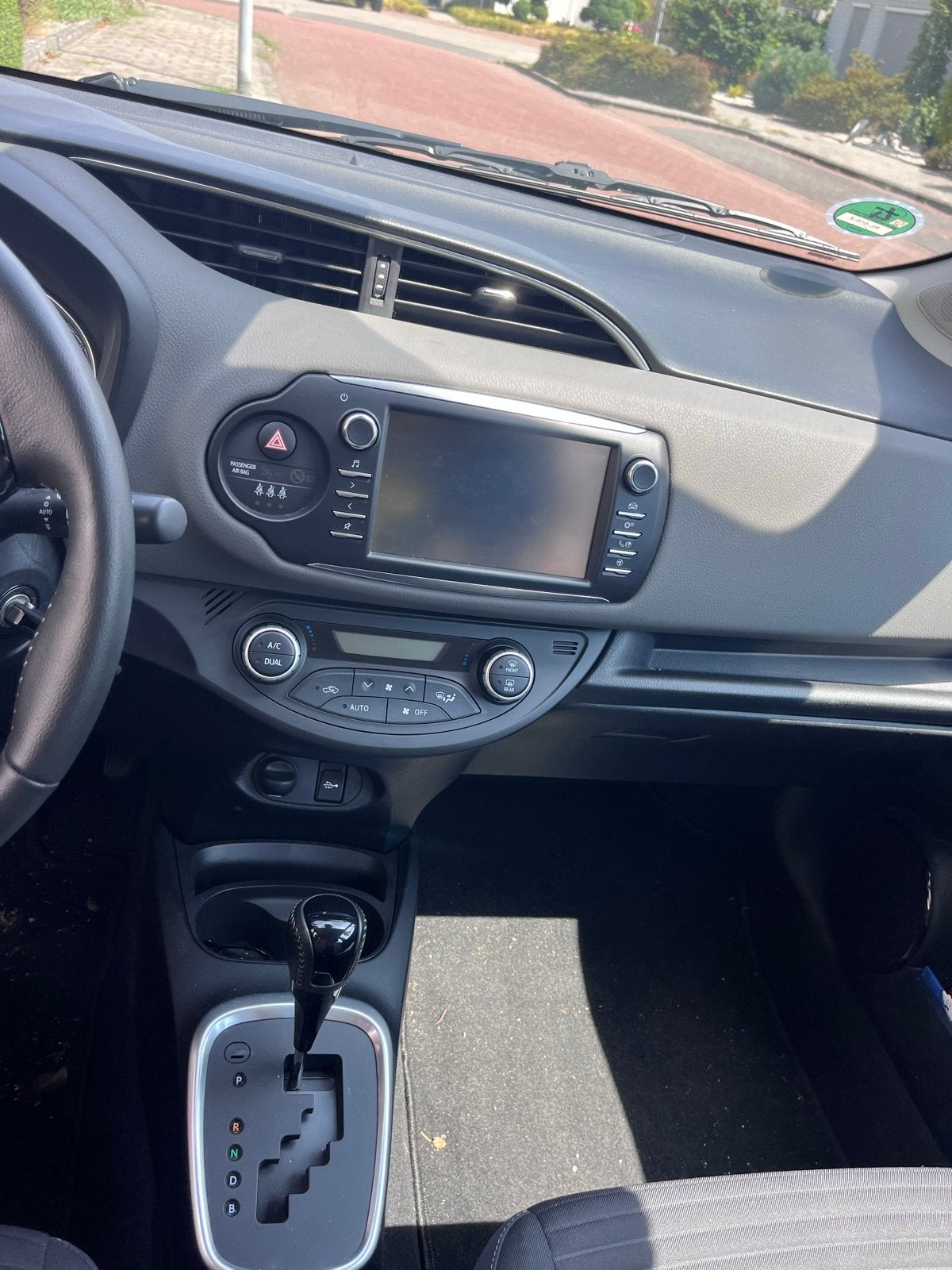 Toyota Yaris 1.5 Hybrid 100pk 5D CVT 2018 Rood, Auto's, 1497 cc, 49 €/maand, Origineel Nederlands, 1065 kg