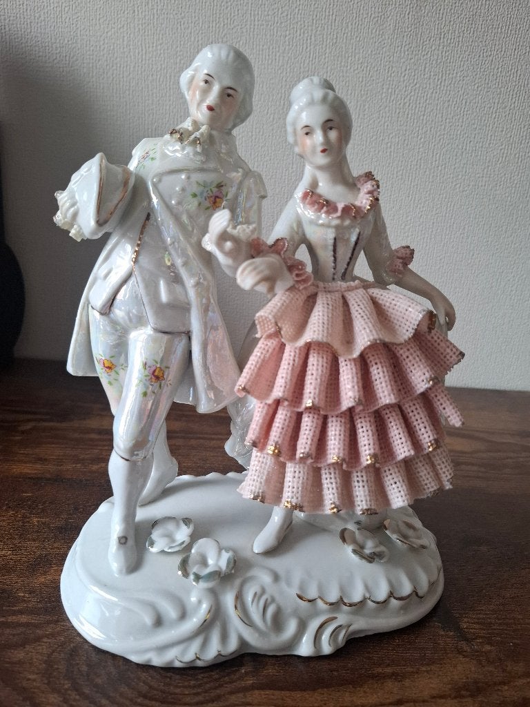 Porselein beeldje, met Dresden kant, Ophalen