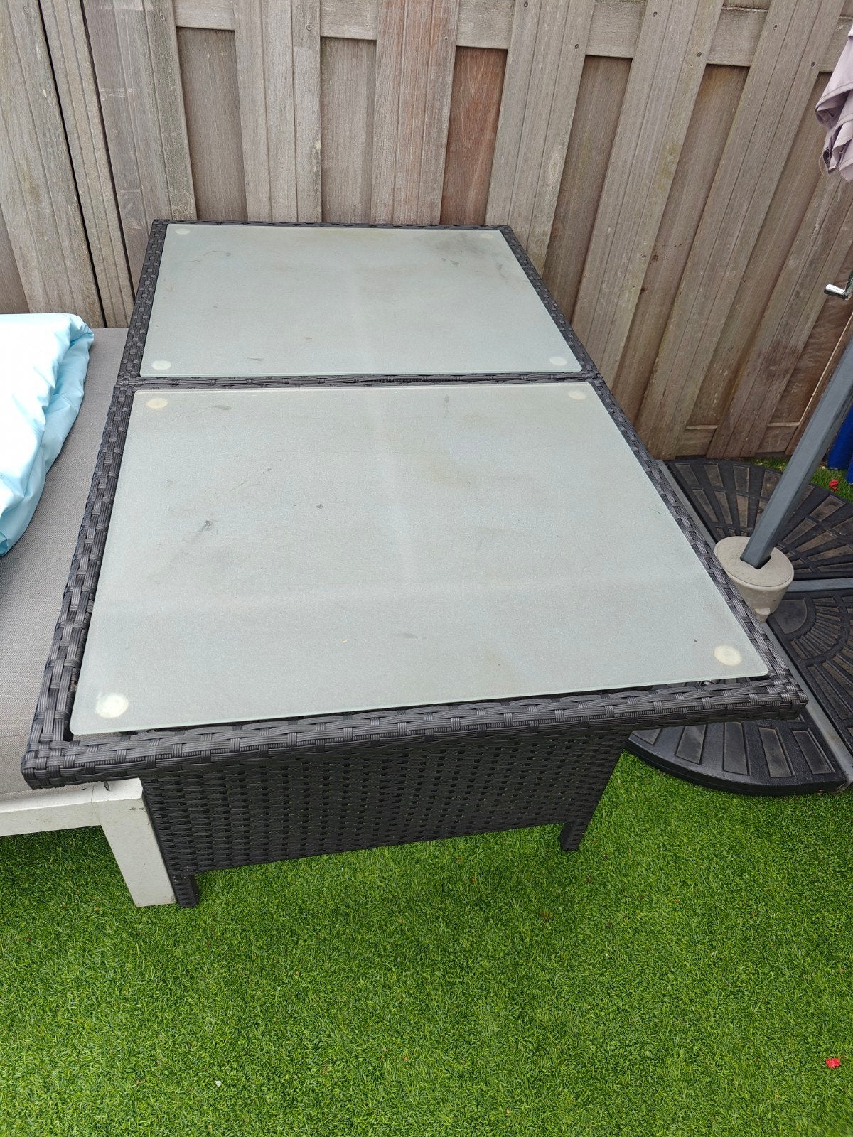 Wicker tuintafel met glazen blad, Ophalen of Verzenden, Gebruikt, Rechthoekig, Wicker