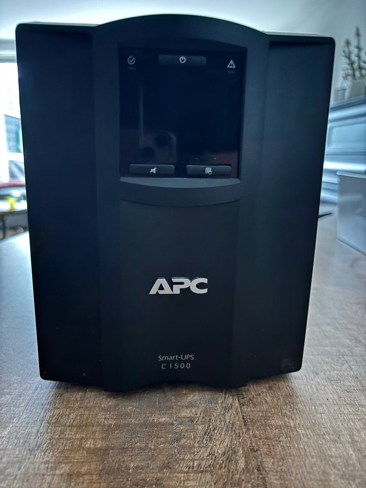 APC Smart-UPS C 1500VA UPS - Nieuwe batterij (2025), Computers en Software, Noodvoedingen (UPS), Ophalen, Zo goed als nieuw