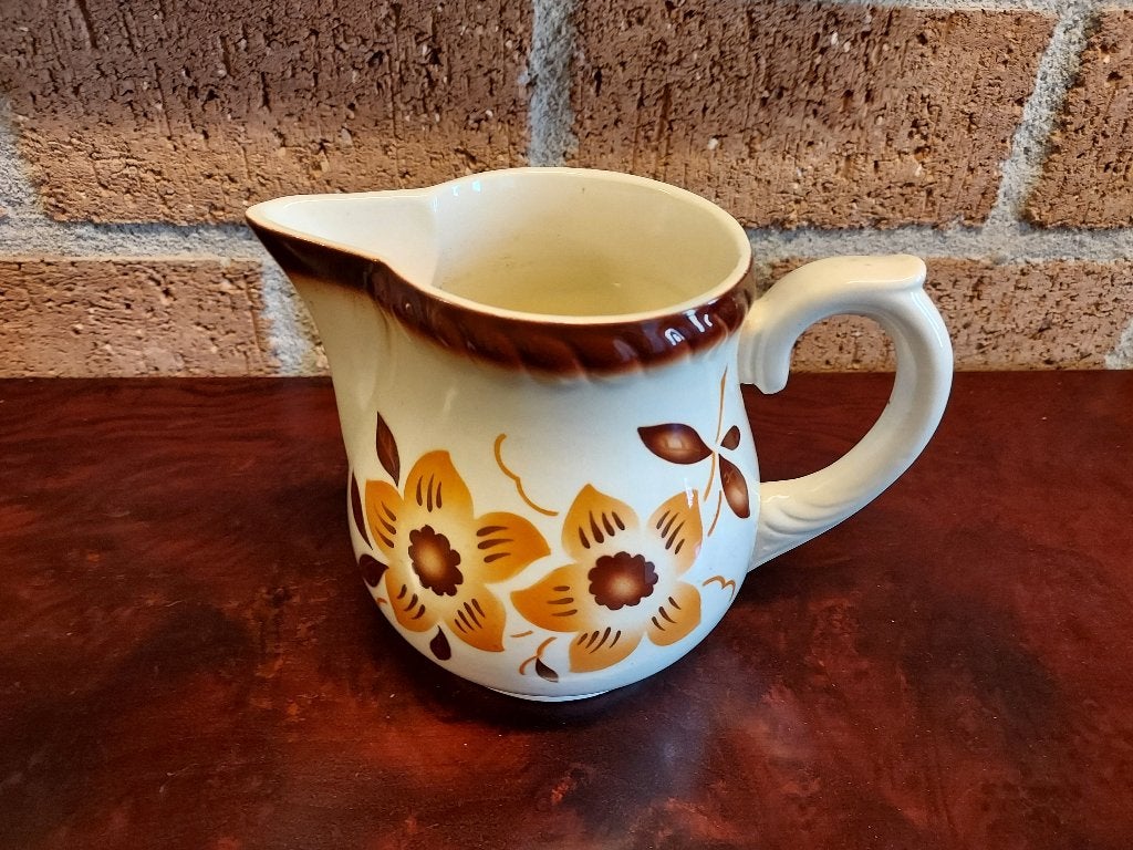 Plateel melkkan met bloemdecor., Verzenden