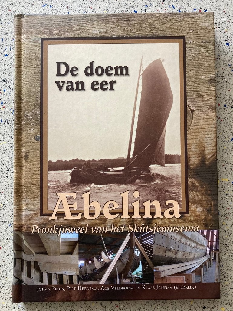 De Doem van Eer Æbelina - Pronkjuweel Skûtsjemuseum, Verzamelen, Scheepvaart, Verzenden, Zo goed als nieuw, Zeilboot, Boek of Tijdschrift