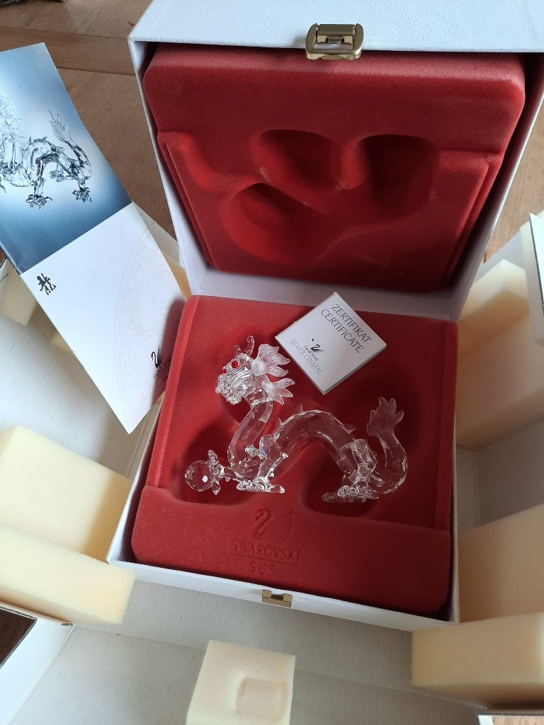 Swarovski. Draak. Jaarstuk 1997. In box met certificaat., Verzamelen, Ophalen of Verzenden, Zo goed als nieuw, Figuurtje