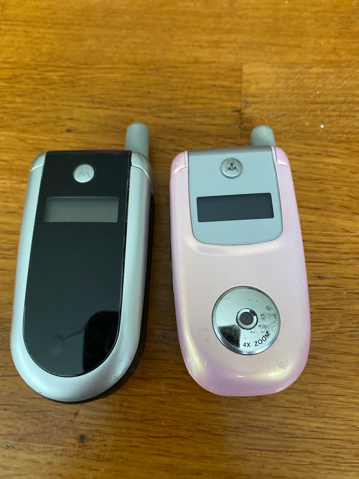 2x Motorola Klaptelefoon - Roze & Zwart/Zilver, Gebruikt, Inklapmodel, Ophalen of Verzenden, Minder dan 3 megapixel