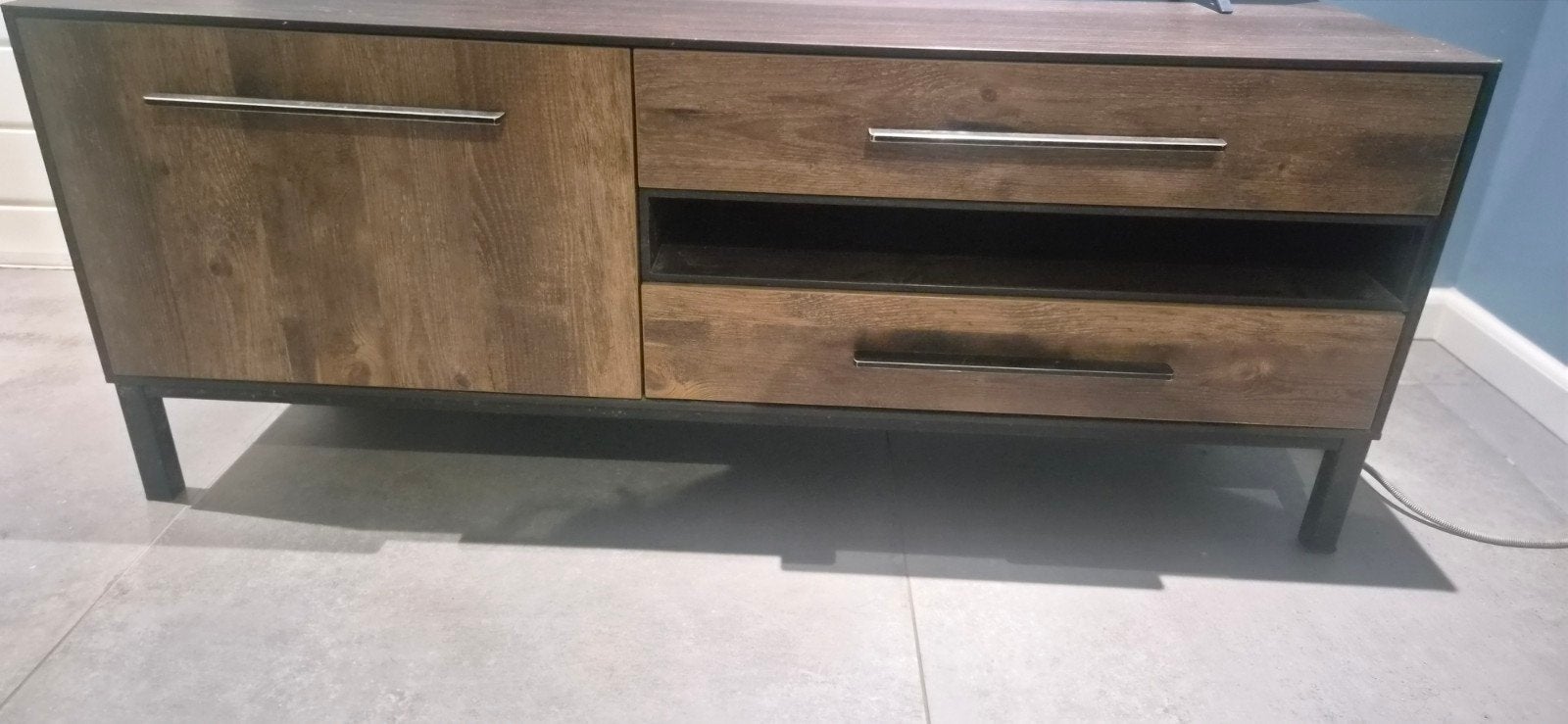 Donkerbruin TV-meubel met zwarte poten - Zo goed als nieuw, 100 tot 150 cm, Zo goed als nieuw, Minder dan 100 cm, 25 tot 50 cm