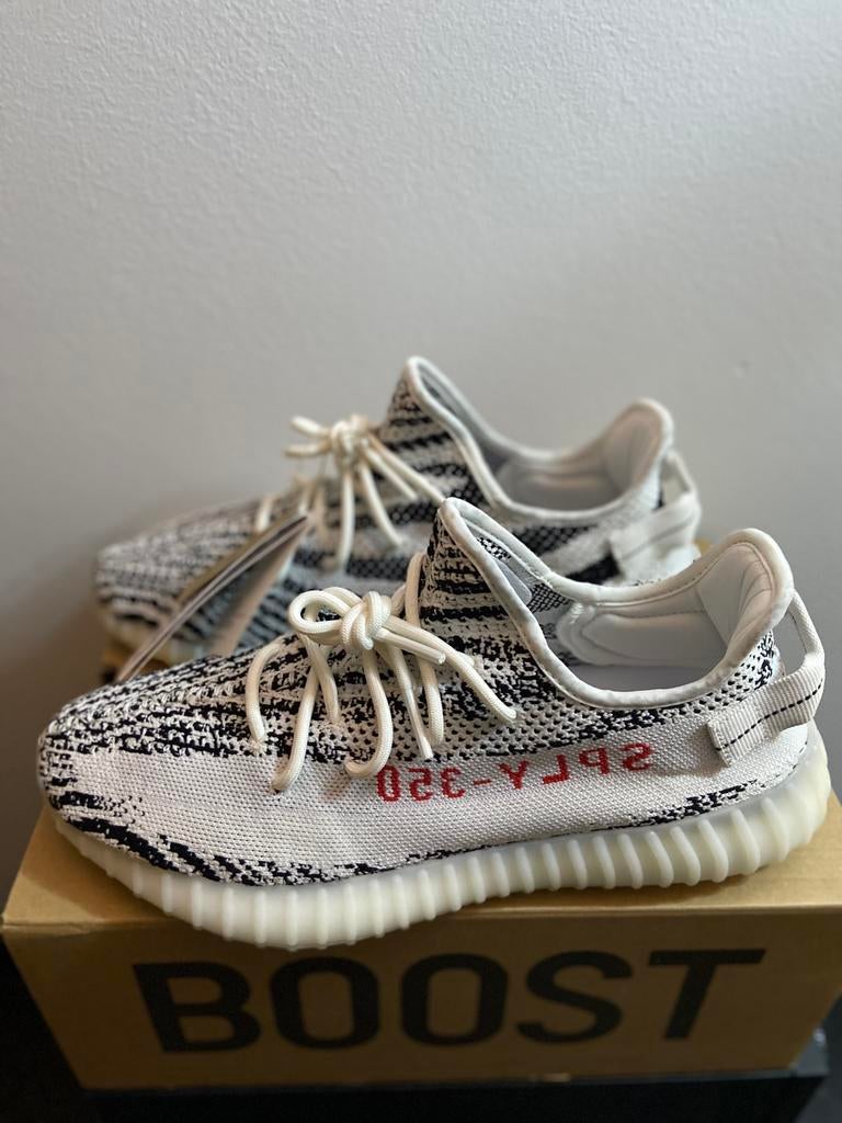 YEEZY 350 v2 zebra MAAT 45 1/3 NIEUW, Ophalen of Verzenden, Zo goed als nieuw, Overige kleuren