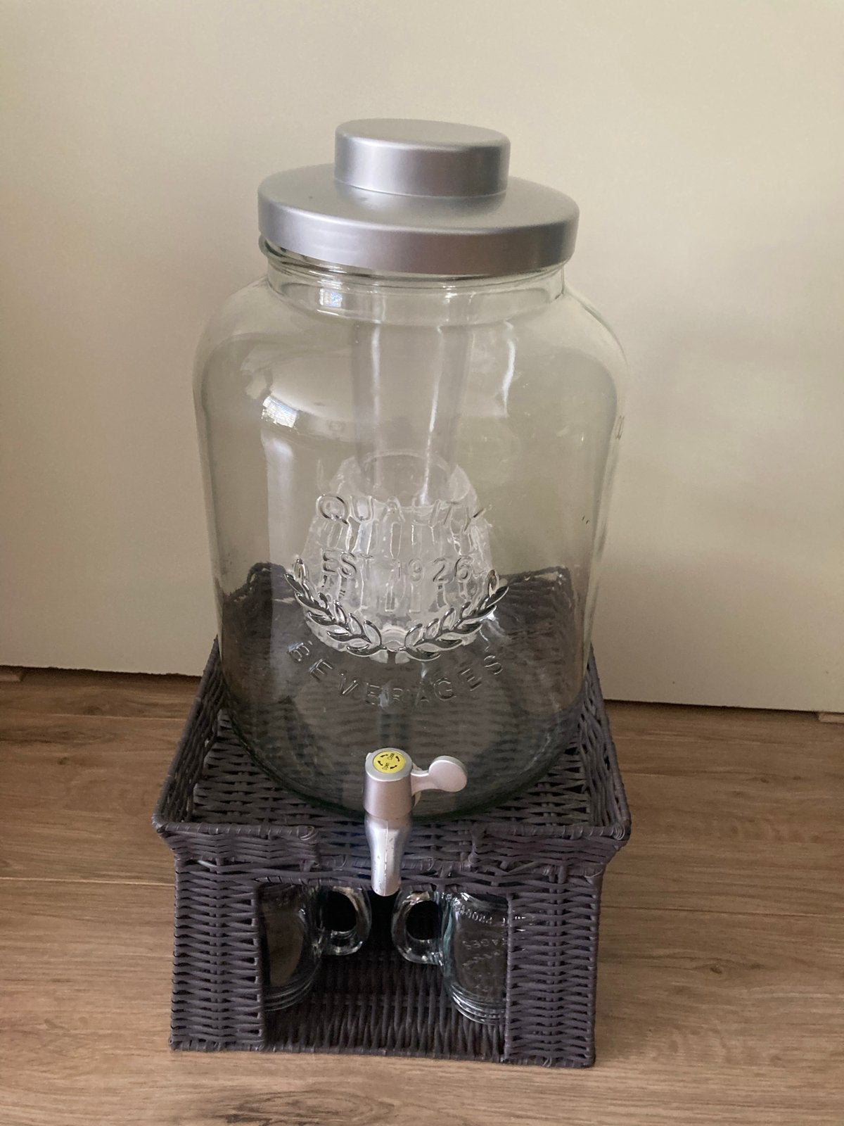 Drankdispenser 5 liter met glazen en standaard, Huis en Inrichting, Keuken | Keukenbenodigdheden, Ophalen, Zo goed als nieuw, Meerkleurig