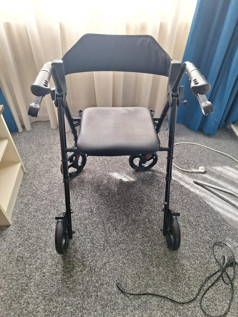 Rollator, Ophalen, Inklapbaar, Zo goed als nieuw, Duwrolstoel