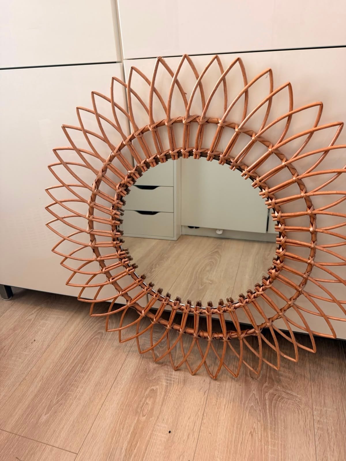 Rotan spiegel in zonnebloem design doorsnee 76cm, Ophalen, Rond, 50 tot 100 cm