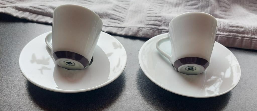 Nespresso espresso kopjes met schotels (2 stuks), Ophalen of Verzenden, Zo goed als nieuw, Porselein, Kop(pen) en/of Schotel(s)
