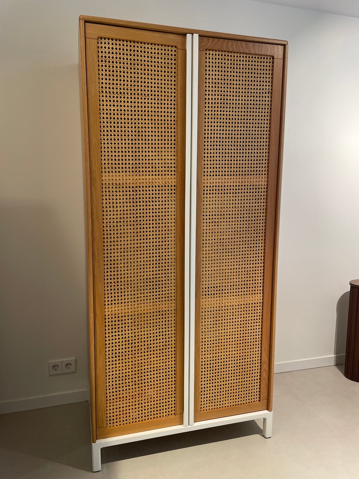 Stijlvolle rotan kast met eikenhout en witte accenten (Made), Ophalen, Eikenhout, 50 tot 100 cm, Zo goed als nieuw