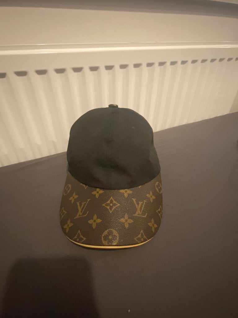 Lv pet, Kleding | Heren, Ophalen, Louis Vuitton, Pet, 57 cm (M, 7⅛ inch) of minder