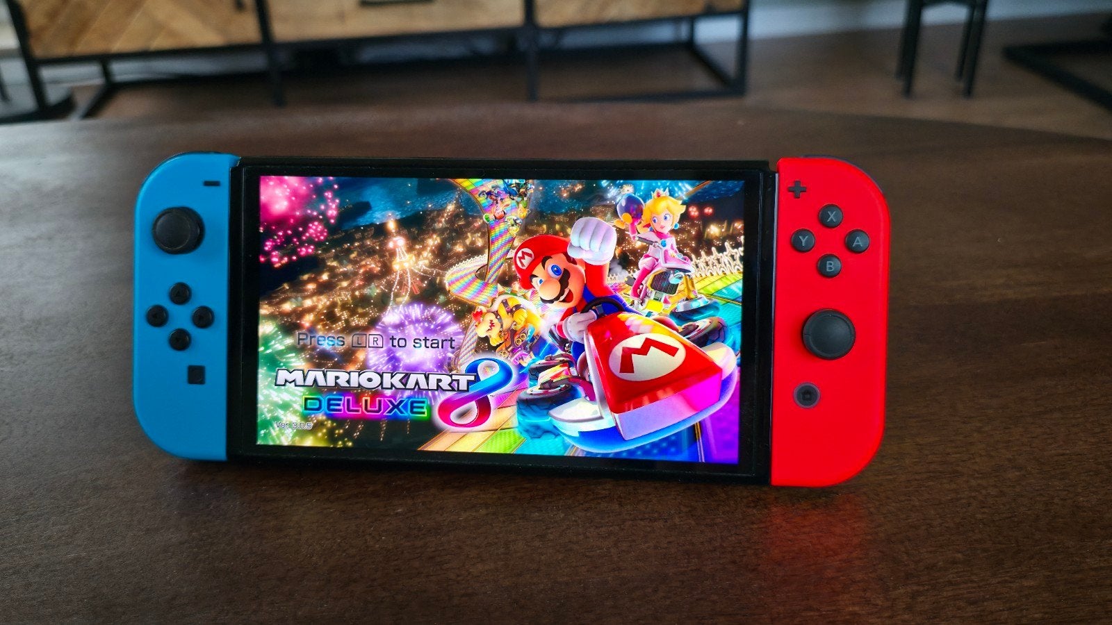 Nintendo Switch OLED + Mario Kart 8 Deluxe, Spelcomputers en Games, Spelcomputers | Nintendo Switch, Switch OLED, Met games, Met 2 controllers